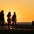 Silhouetteofteenswalkingintothesunset