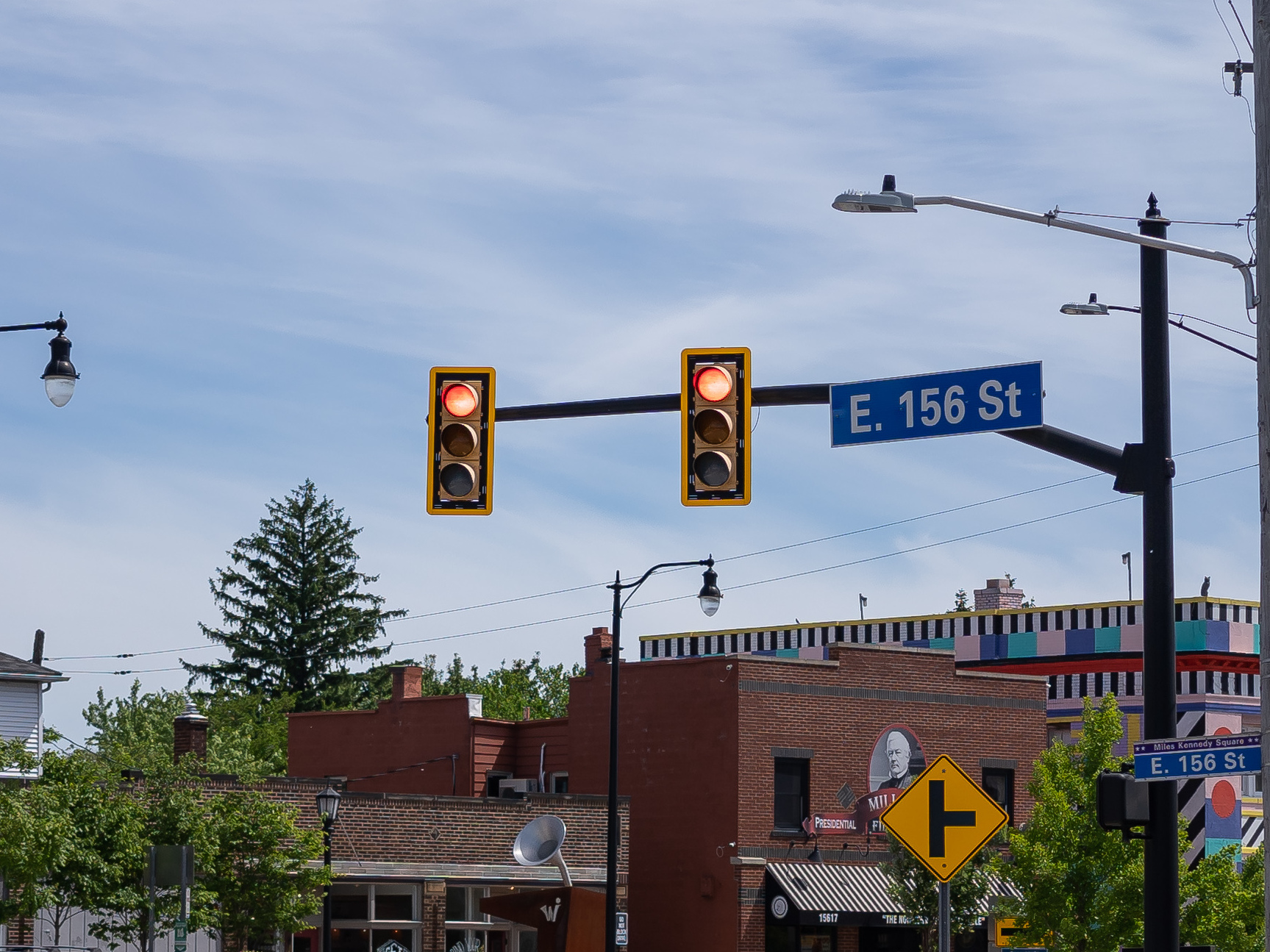 A traffic light at E 156th 