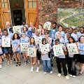 AlargegroupofstudentsandteachersposinginfrontoftheFreshWaterInstitute