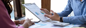 Malefinancialadvisorexplainsdatareportandgivinganinvestmentrecommendationstofemaleclient